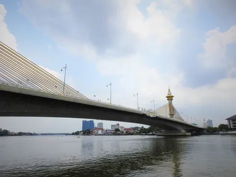 Maha-Chesadabodindranusorn Bridge