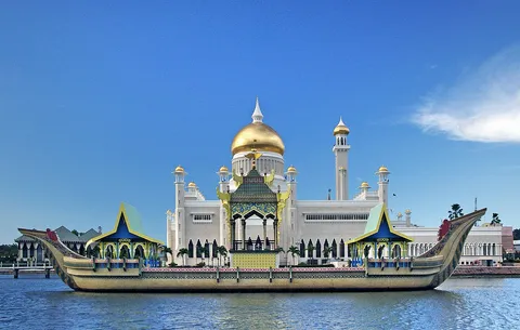 Omar Ali Saifuddien Mosque, Brunei.