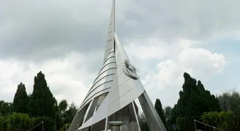Mercu Tanda Putrajaya, Laman Perdana