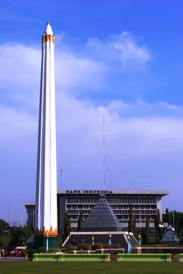 Heroes Monument and 10th November Museum